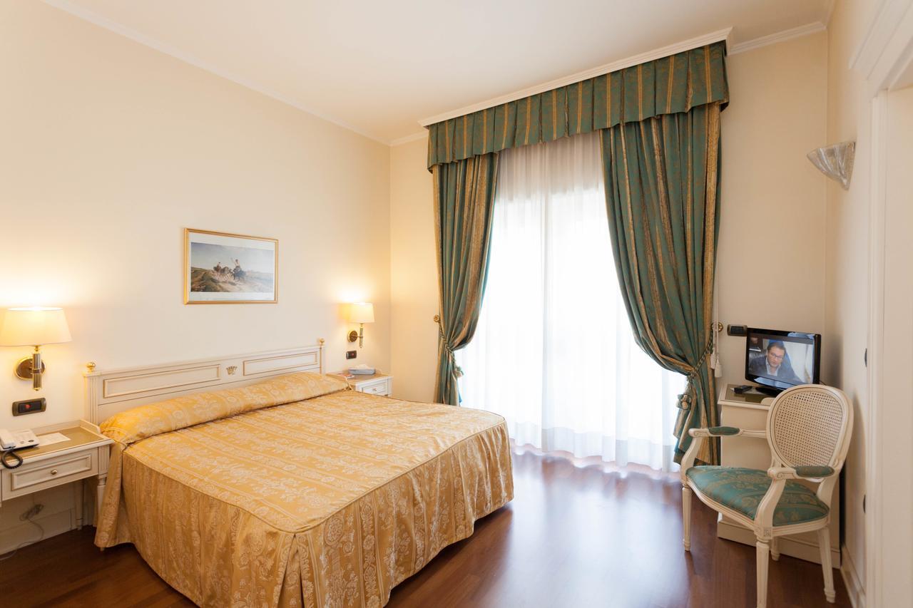 Hotel Savoy Palace Gardone Riviera Exterior foto
