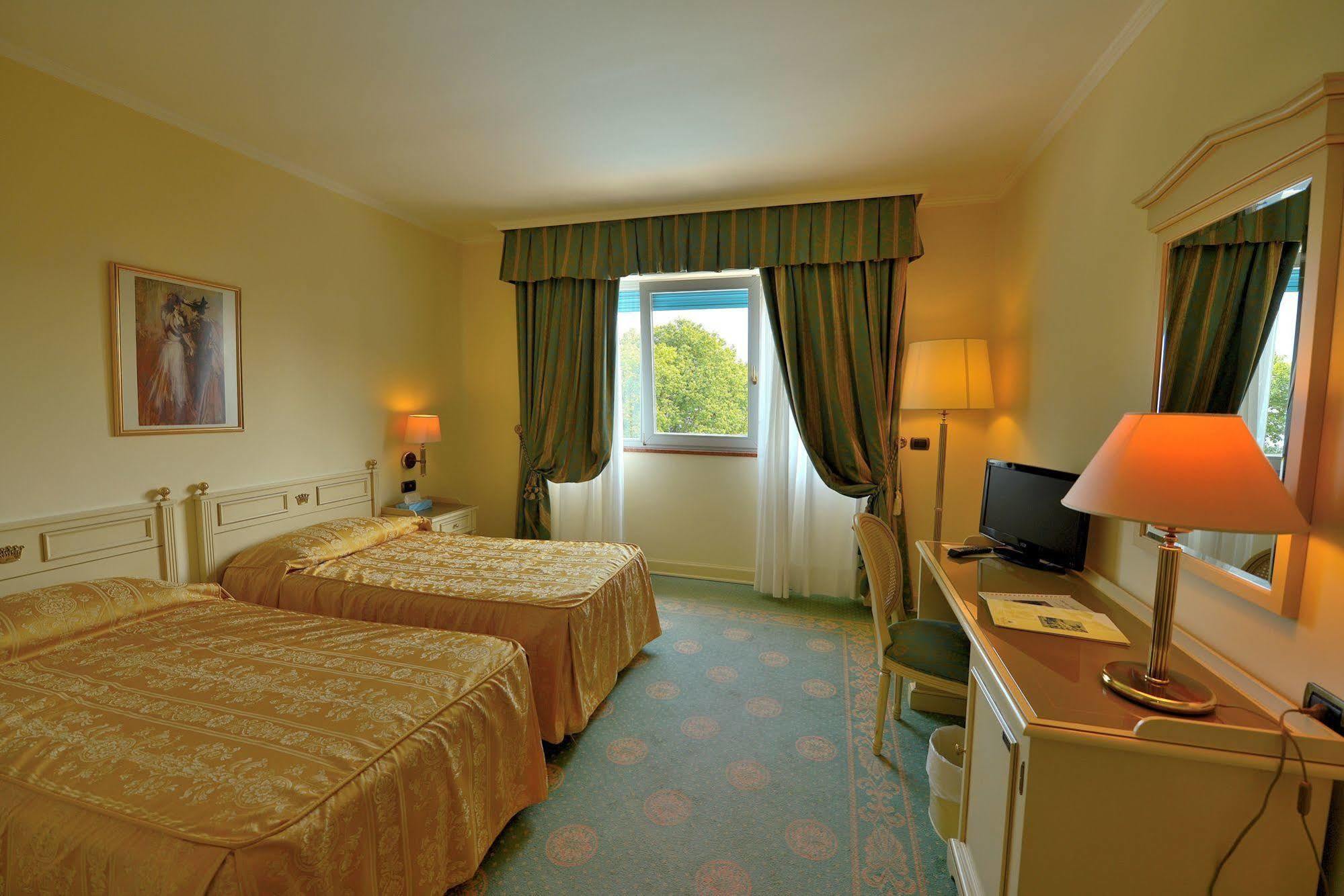 Hotel Savoy Palace Gardone Riviera Exterior foto